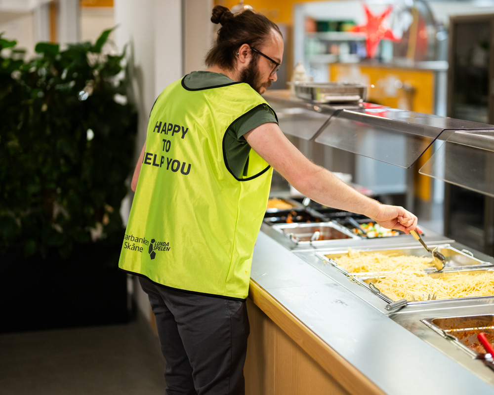 Lundaspelen volunteer with food